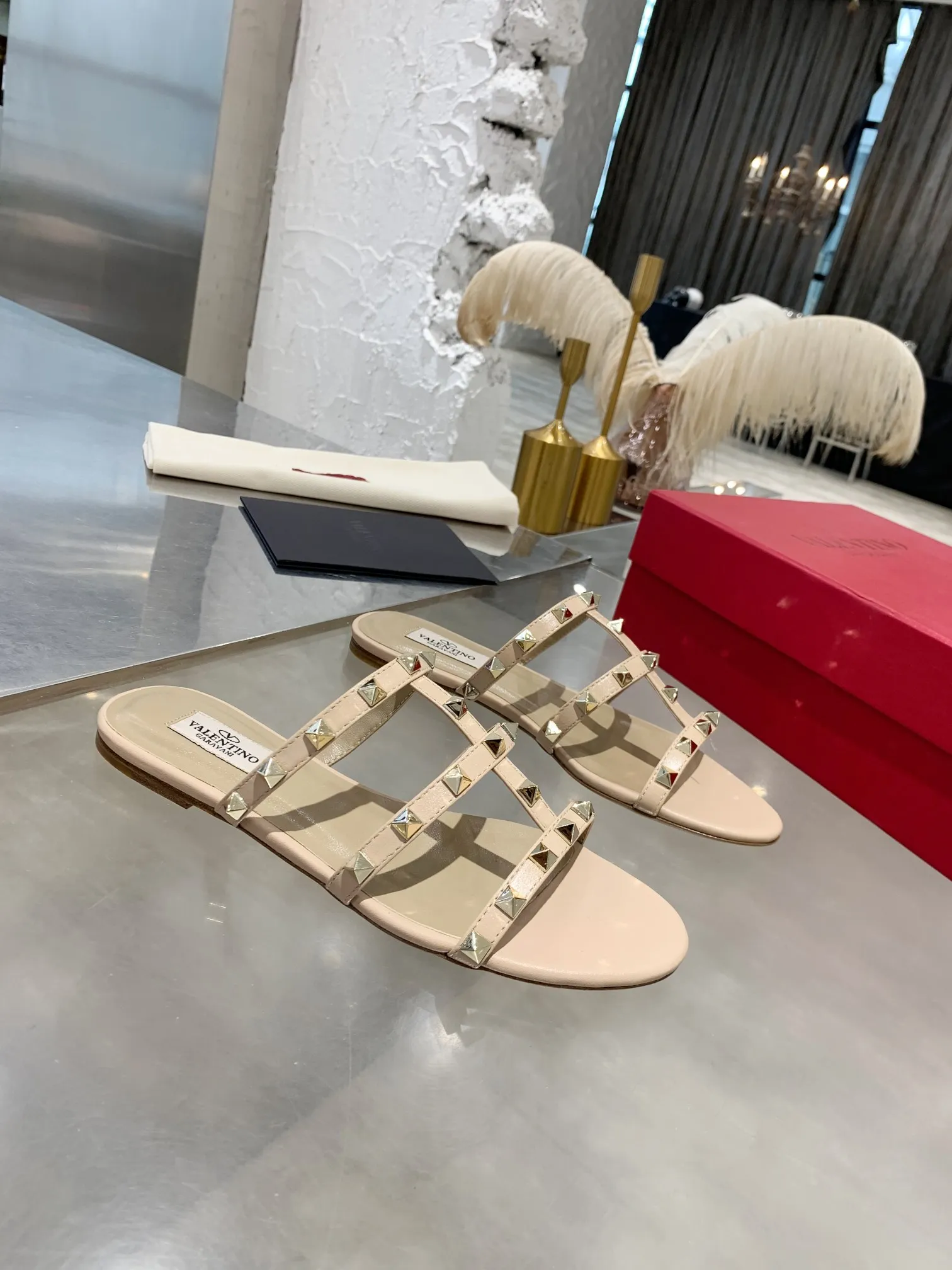 👟👟Ex-factory price 380👟👟 Women's shoes Women's clothing Women's shoes Women's clothing Valentino studded classic sandals ✔️Mixed-breed sheepskin upper ✔️Mixed-breed sheepskin lining and foot pads ✔️Italian yellow cowhide outsole with clear texture consistent with the counter ✔️Code number 35-40 (34, 41, can be customized and not returned)
